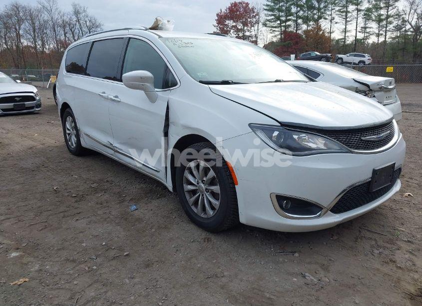 2019 Chrysler Pacifica TOURING L (VIN 2C4RC1BG0KR526023) main photo