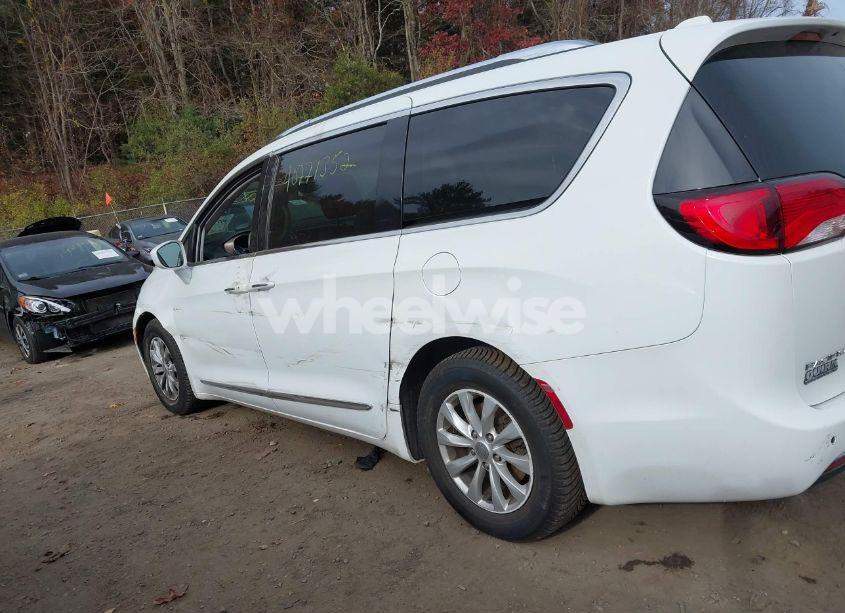 Photo 14 of 2019 Chrysler Pacifica TOURING L (VIN 2C4RC1BG0KR526023)