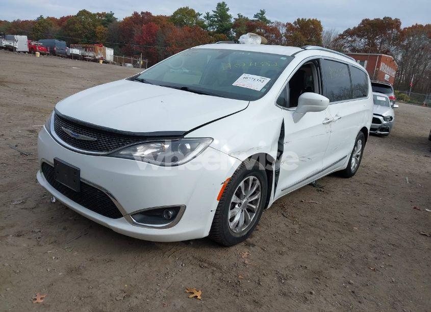 Photo 2 of 2019 Chrysler Pacifica TOURING L (VIN 2C4RC1BG0KR526023)