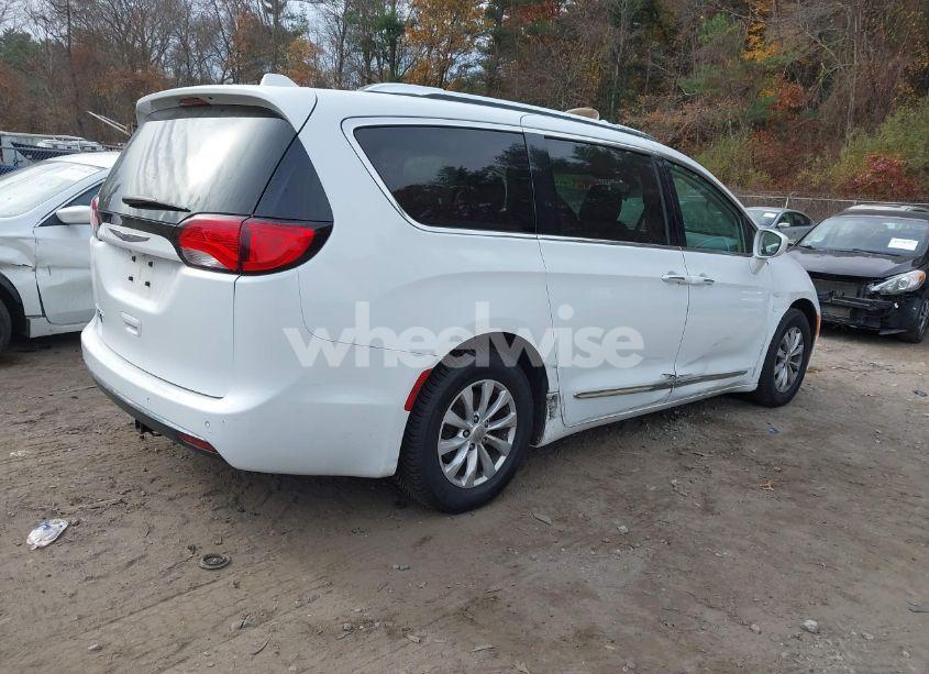 Photo 4 of 2019 Chrysler Pacifica TOURING L (VIN 2C4RC1BG0KR526023)