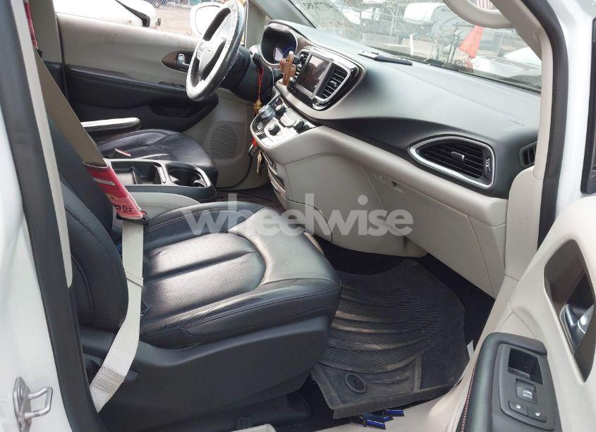 Photo 5 of 2019 Chrysler Pacifica TOURING L (VIN 2C4RC1BG0KR526023)