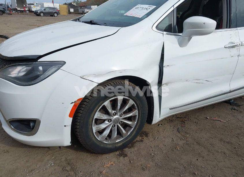 Photo 6 of 2019 Chrysler Pacifica TOURING L (VIN 2C4RC1BG0KR526023)