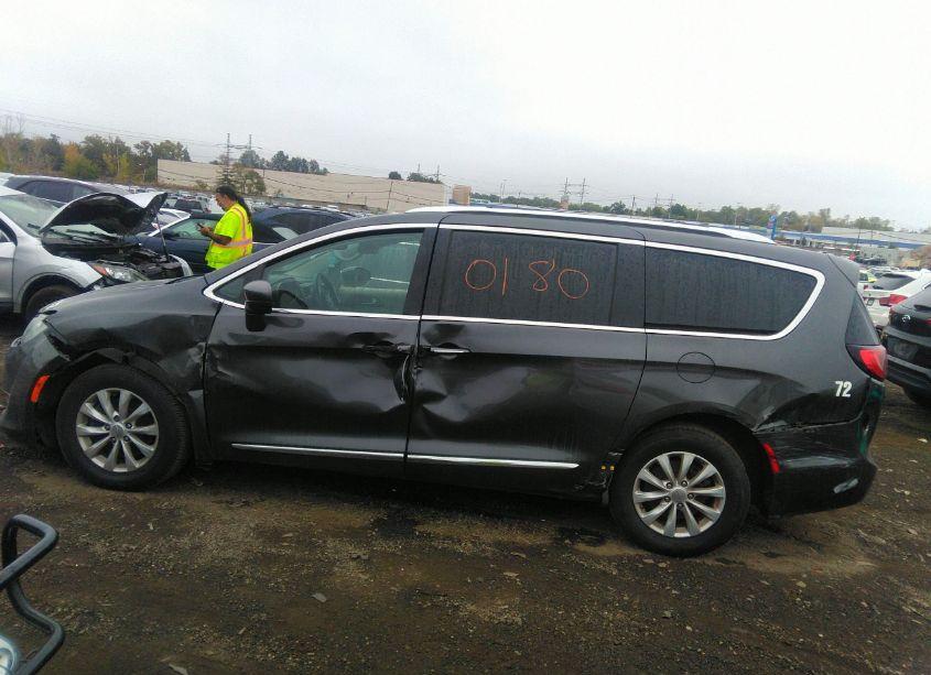 Photo 15 of 2019 Chrysler Pacifica TOURING L (VIN 2C4RC1BG0KR550516)