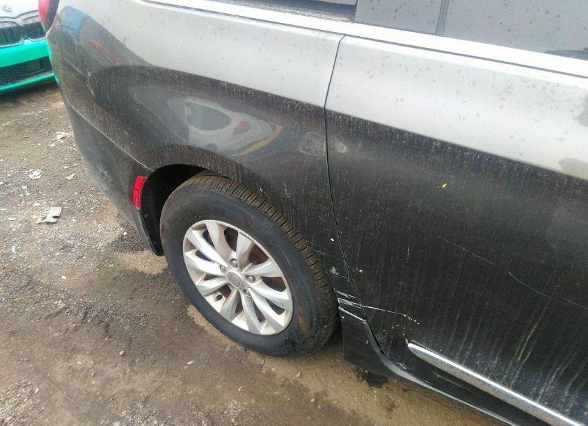 Photo 19 of 2019 Chrysler Pacifica TOURING L (VIN 2C4RC1BG0KR550516)