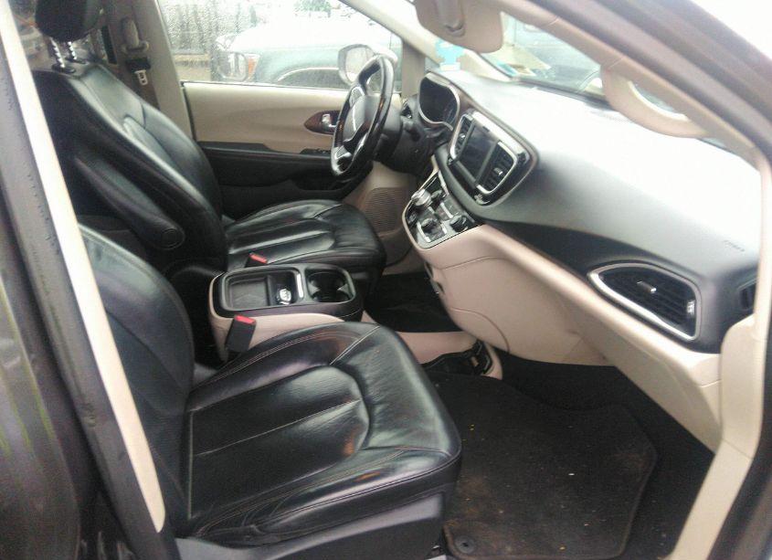 Photo 5 of 2019 Chrysler Pacifica TOURING L (VIN 2C4RC1BG0KR550516)