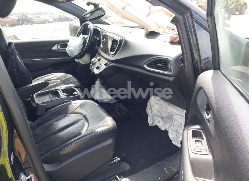 Photo 5 of 2019 Chrysler Pacifica TOURING L (VIN 2C4RC1BG0KR714914)