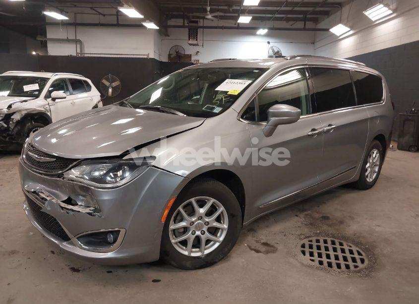 Photo 2 of 2020 Chrysler Pacifica TOURING L (VIN 2C4RC1BG0LR106392)