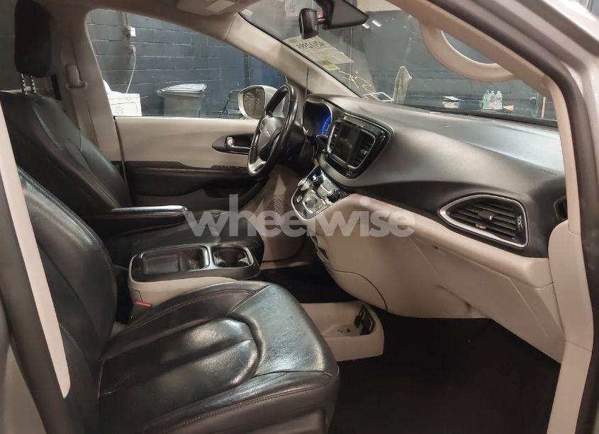 Photo 5 of 2020 Chrysler Pacifica TOURING L (VIN 2C4RC1BG0LR106392)