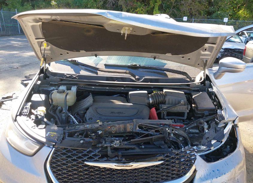 Photo 10 of 2021 Chrysler Pacifica TOURING L (VIN 2C4RC1BG0MR527577)
