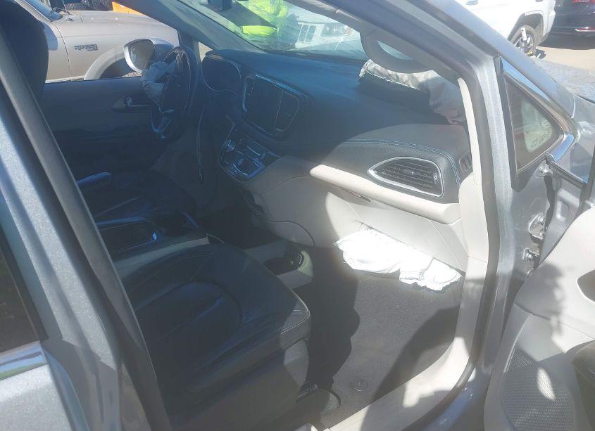 Photo 5 of 2021 Chrysler Pacifica TOURING L (VIN 2C4RC1BG0MR527577)