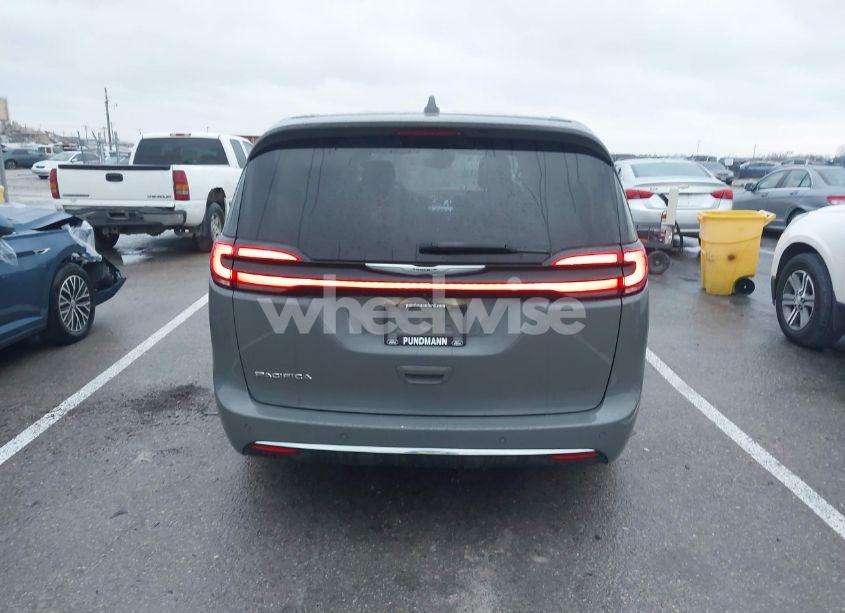 Photo 16 of 2022 Chrysler Pacifica TOURING L (VIN 2C4RC1BG0NR133417)