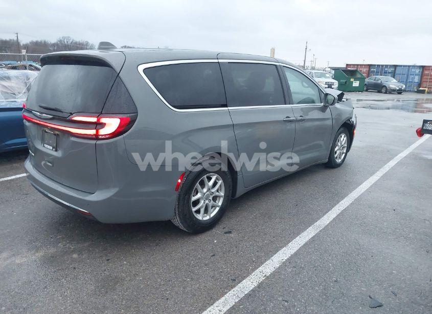 Photo 4 of 2022 Chrysler Pacifica TOURING L (VIN 2C4RC1BG0NR133417)
