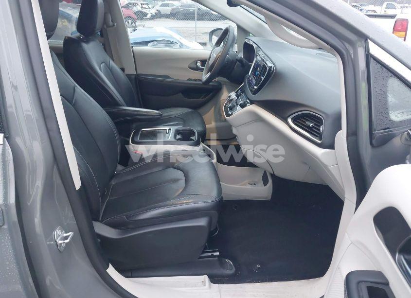 Photo 5 of 2022 Chrysler Pacifica TOURING L (VIN 2C4RC1BG0NR133417)