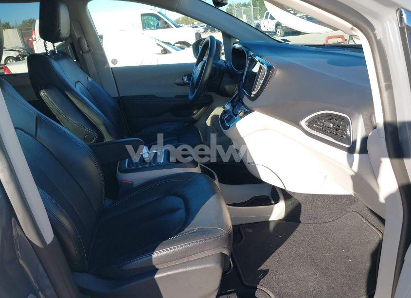 Photo 5 of 2022 Chrysler Pacifica TOURING L (VIN 2C4RC1BG0NR157717)