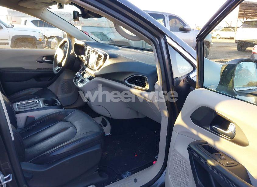 Photo 5 of 2022 Chrysler Pacifica TOURING L (VIN 2C4RC1BG0NR179362)