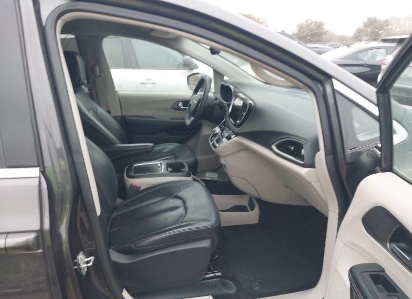 Photo 5 of 2022 Chrysler Pacifica TOURING L (VIN 2C4RC1BG0NR190829)