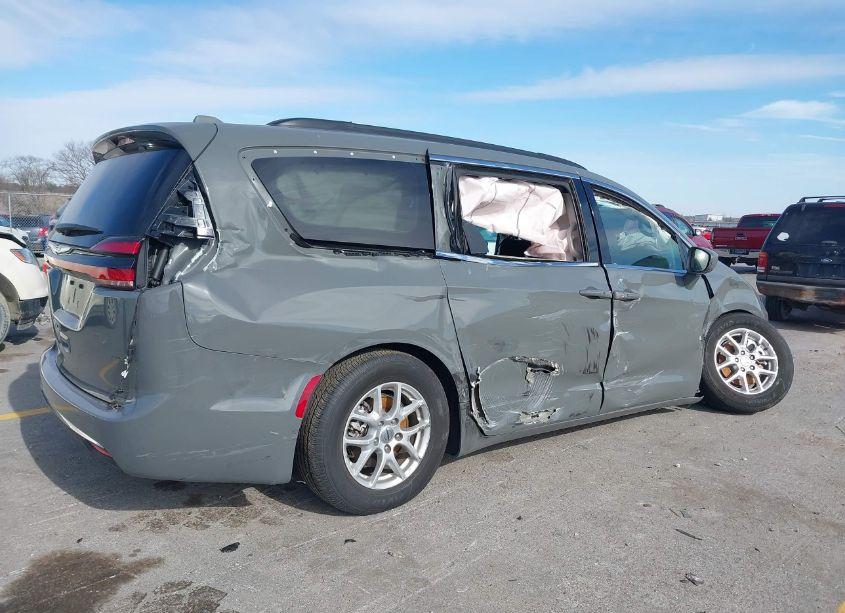 Photo 4 of 2022 Chrysler Pacifica TOURING L (VIN 2C4RC1BG0NR197599)