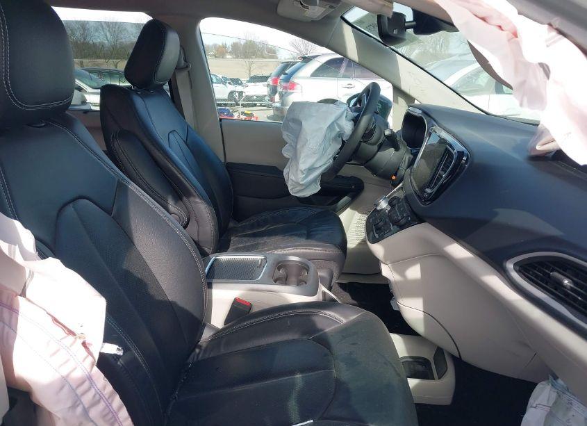 Photo 5 of 2022 Chrysler Pacifica TOURING L (VIN 2C4RC1BG0NR197599)