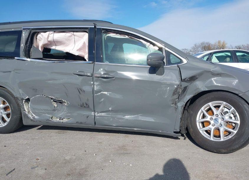 Photo 6 of 2022 Chrysler Pacifica TOURING L (VIN 2C4RC1BG0NR197599)