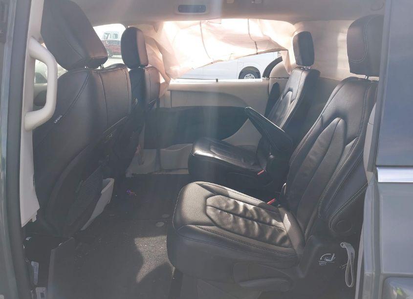 Photo 8 of 2022 Chrysler Pacifica TOURING L (VIN 2C4RC1BG0NR197599)