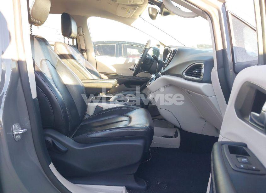 Photo 5 of 2022 Chrysler Pacifica TOURING L (VIN 2C4RC1BG0NR233663)