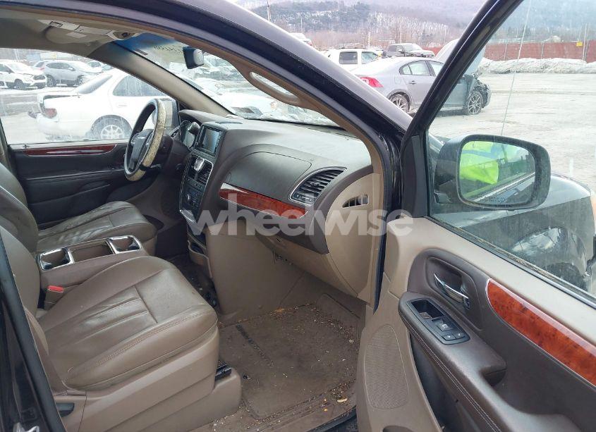 Photo 5 of 2014 Chrysler Town & COUNTRY TOURING (VIN 2C4RC1BG1ER157158)