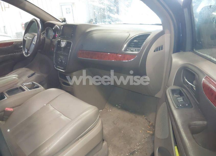 Photo 5 of 2014 Chrysler Town & COUNTRY TOURING (VIN 2C4RC1BG1ER231730)