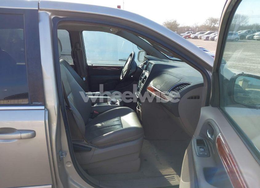Photo 5 of 2014 Chrysler Town & COUNTRY TOURING (VIN 2C4RC1BG1ER270138)