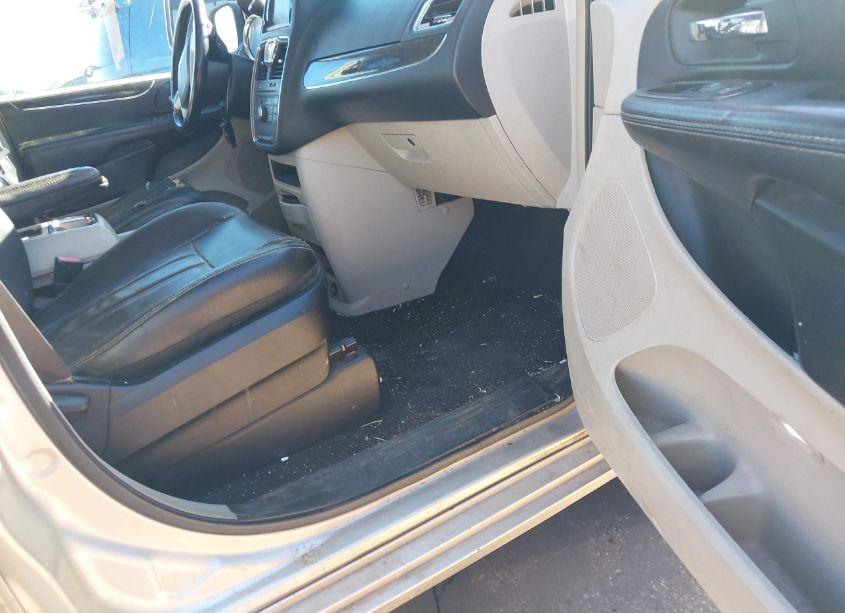 Photo 5 of 2015 Chrysler Town & COUNTRY TOURING (VIN 2C4RC1BG1FR661274)