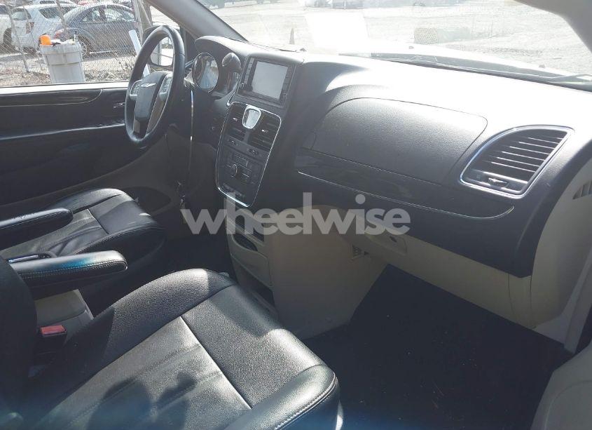 Photo 5 of 2016 Chrysler Town & COUNTRY TOURING (VIN 2C4RC1BG1GR156868)