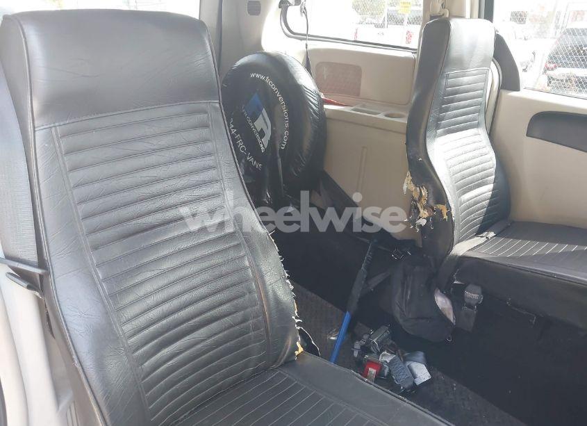 Photo 8 of 2016 Chrysler Town & COUNTRY TOURING (VIN 2C4RC1BG1GR156868)