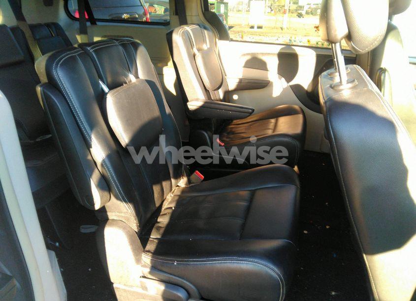 Photo 8 of 2016 Chrysler Town & COUNTRY TOURING (VIN 2C4RC1BG1GR185691)