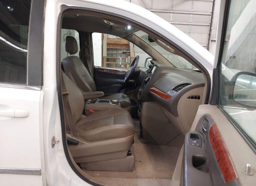 Photo 5 of 2016 Chrysler Town & COUNTRY TOURING (VIN 2C4RC1BG1GR186372)