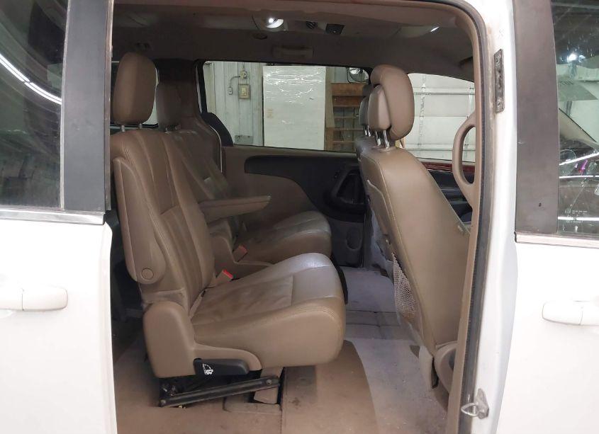 Photo 8 of 2016 Chrysler Town & COUNTRY TOURING (VIN 2C4RC1BG1GR186372)