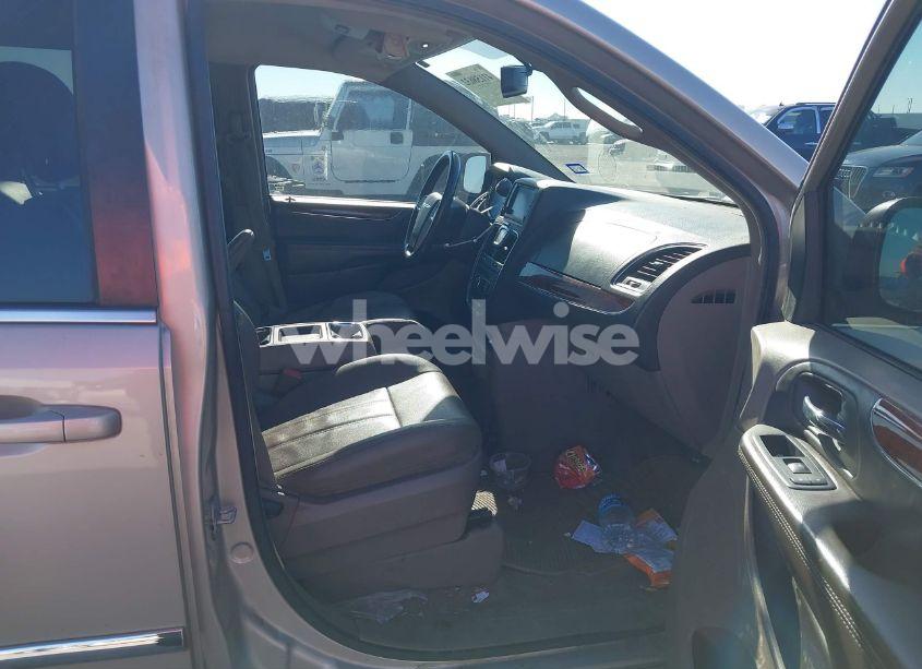 Photo 5 of 2016 Chrysler Town & COUNTRY TOURING (VIN 2C4RC1BG1GR197727)