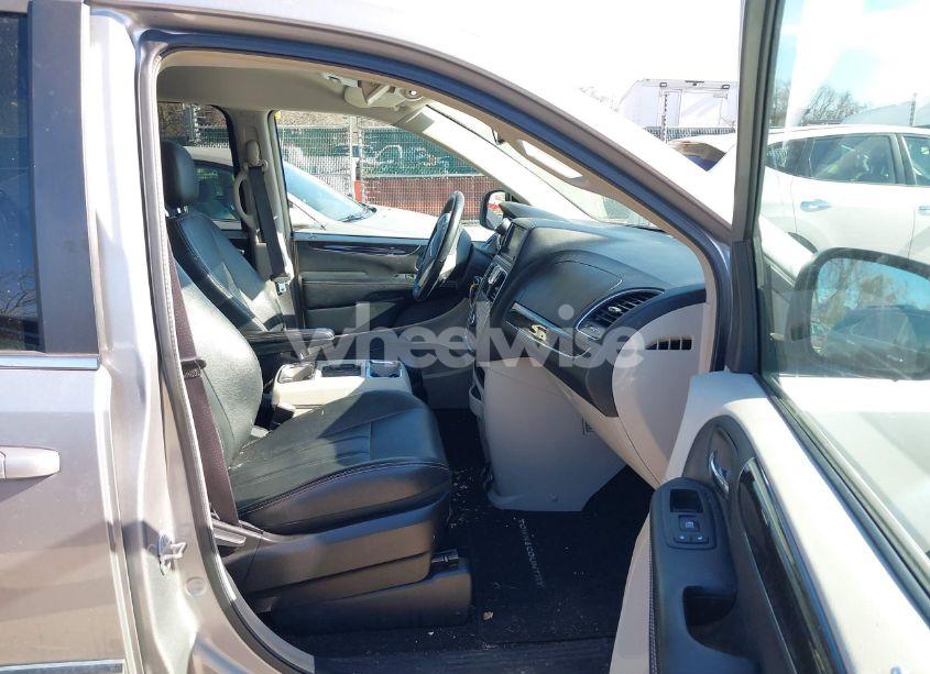 Photo 5 of 2016 Chrysler Town & COUNTRY TOURING (VIN 2C4RC1BG1GR286486)