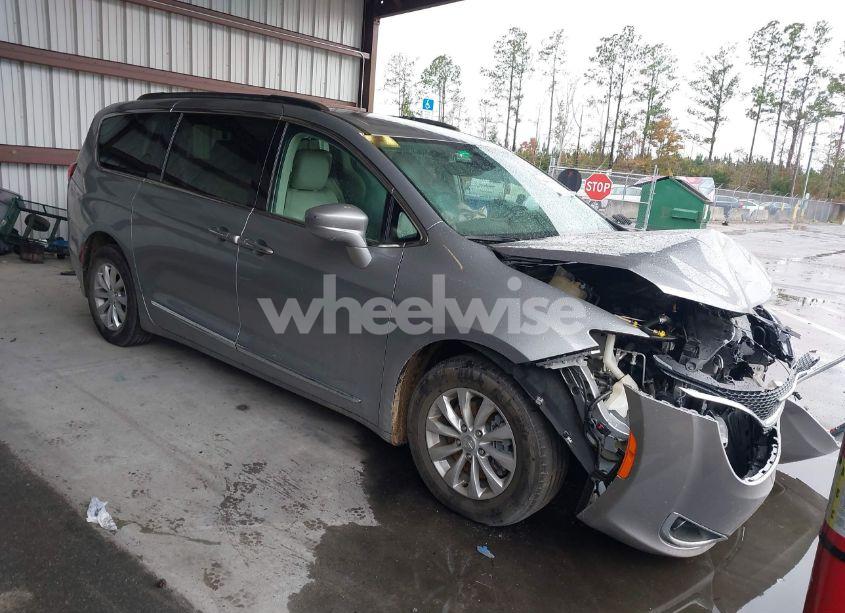 2017 Chrysler Pacifica TOURING-L (VIN 2C4RC1BG1HR503990) main photo