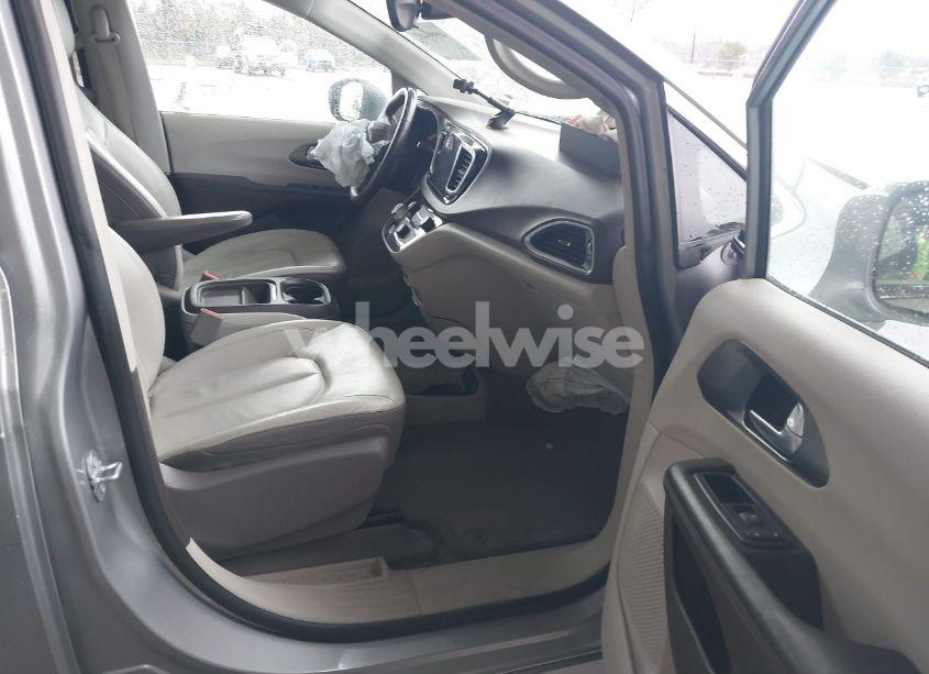 Photo 5 of 2017 Chrysler Pacifica TOURING-L (VIN 2C4RC1BG1HR503990)