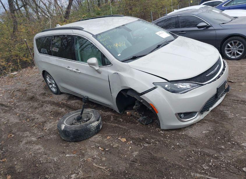 2017 Chrysler Pacifica TOURING-L (VIN 2C4RC1BG1HR744884) main photo