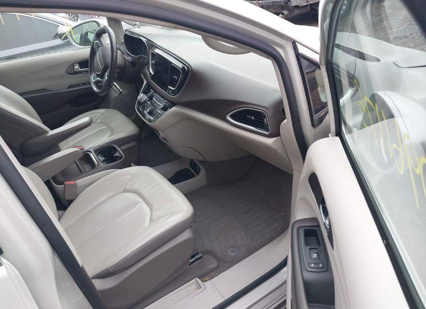 Photo 5 of 2017 Chrysler Pacifica TOURING-L (VIN 2C4RC1BG1HR744884)