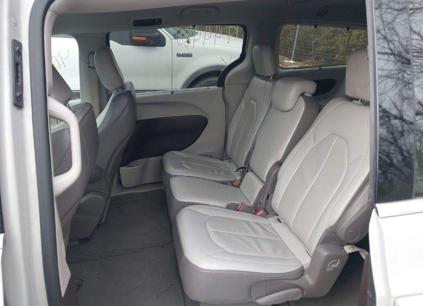 Photo 8 of 2017 Chrysler Pacifica TOURING-L (VIN 2C4RC1BG1HR744884)