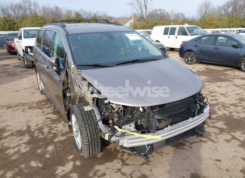 2017 Chrysler Pacifica TOURING PLUS (VIN 2C4RC1BG1HR817235) main photo