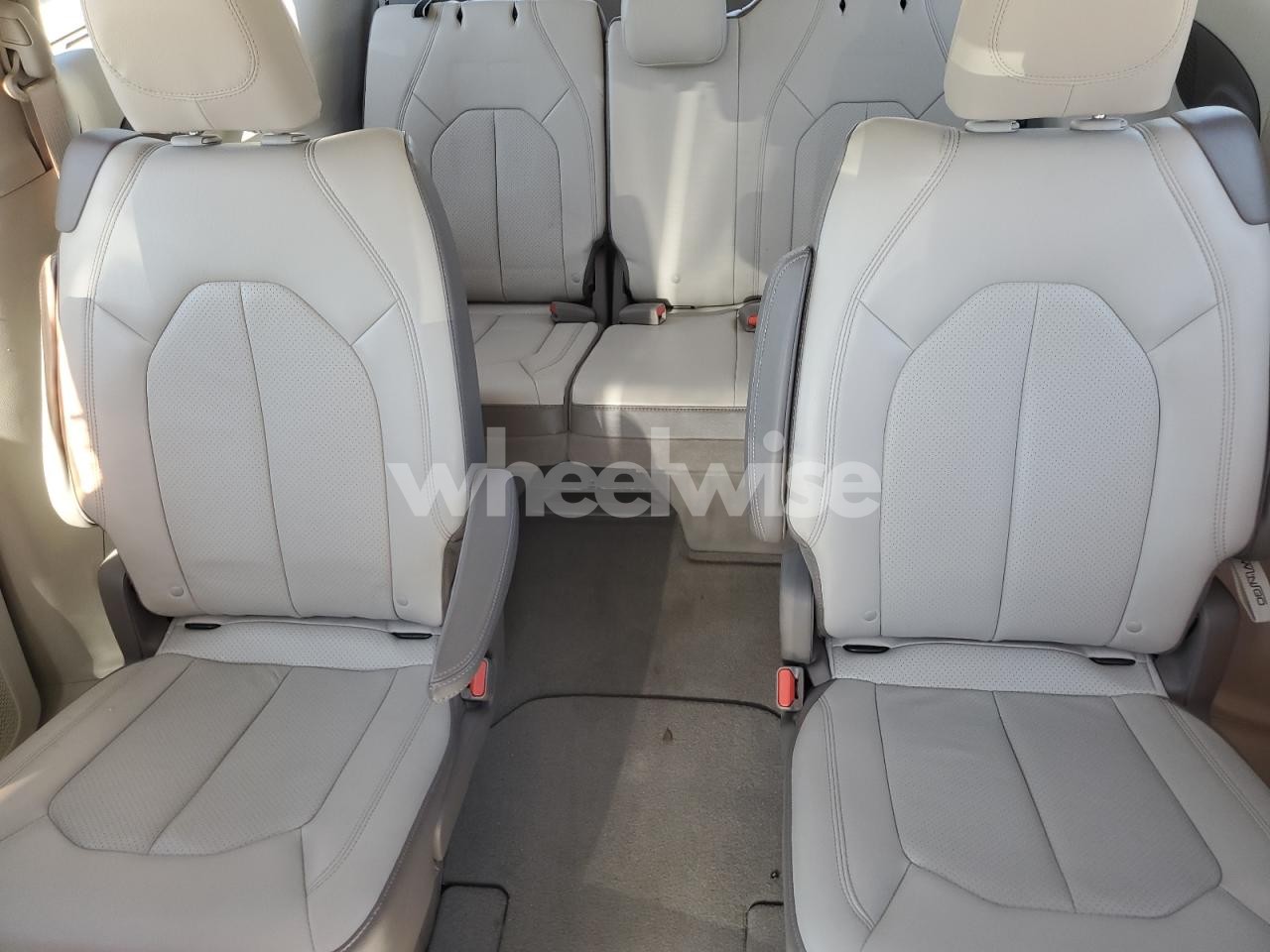 Photo 10 of 2018 CHRYSLER PACIFICA TOURING L (VIN 2C4RC1BG1JR174942)
