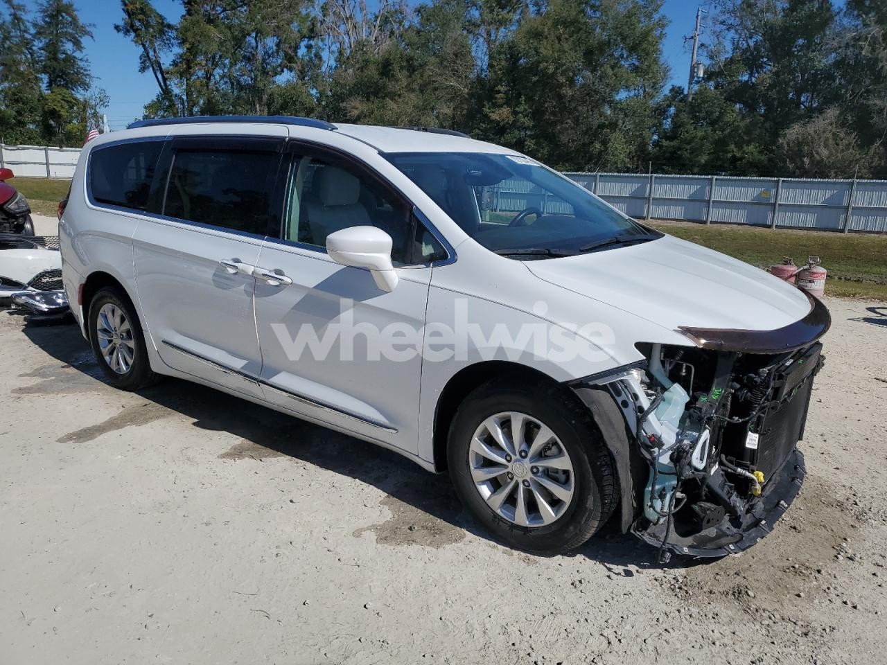 Photo 4 of 2018 CHRYSLER PACIFICA TOURING L (VIN 2C4RC1BG1JR174942)