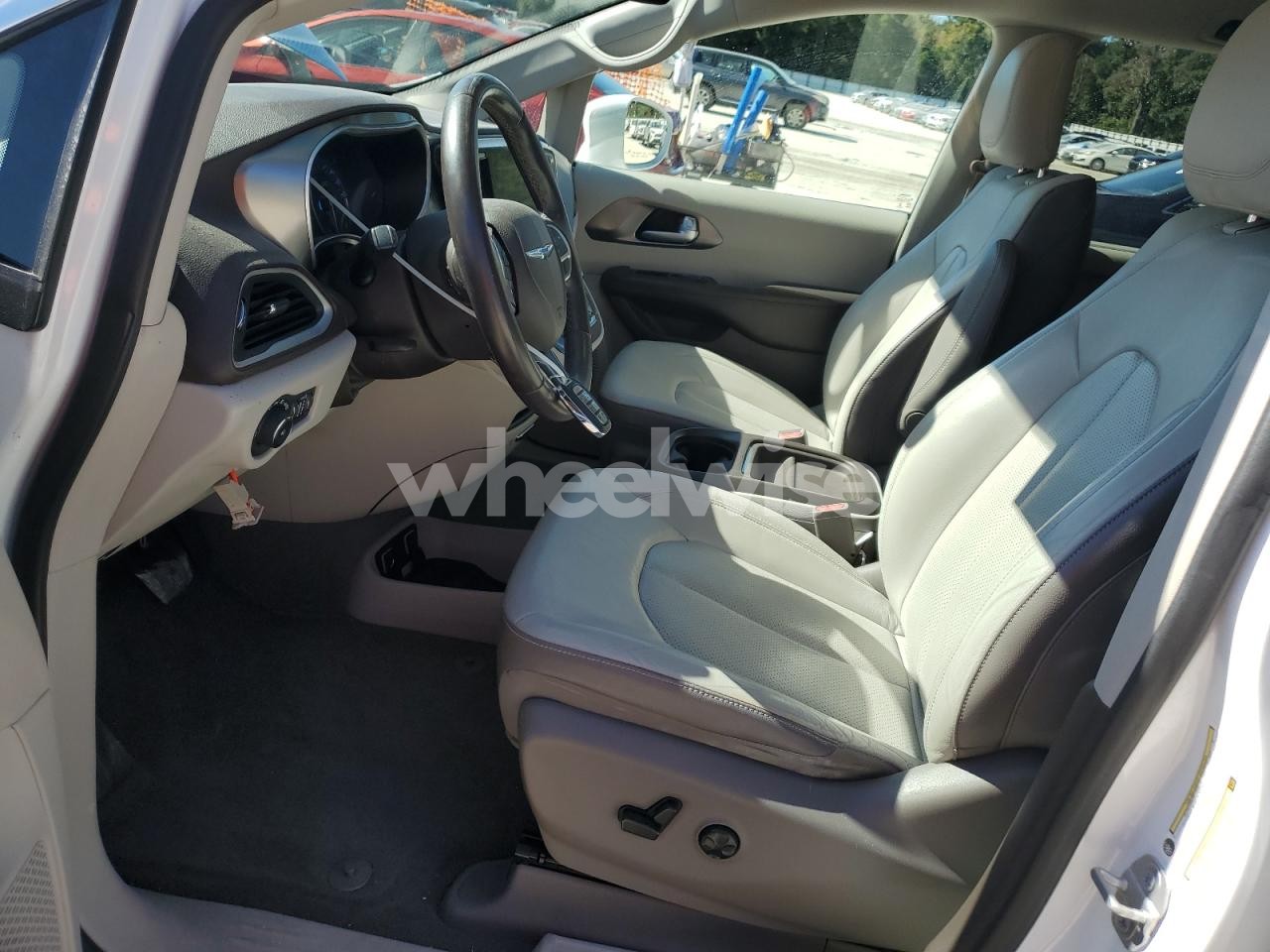 Photo 7 of 2018 CHRYSLER PACIFICA TOURING L (VIN 2C4RC1BG1JR174942)