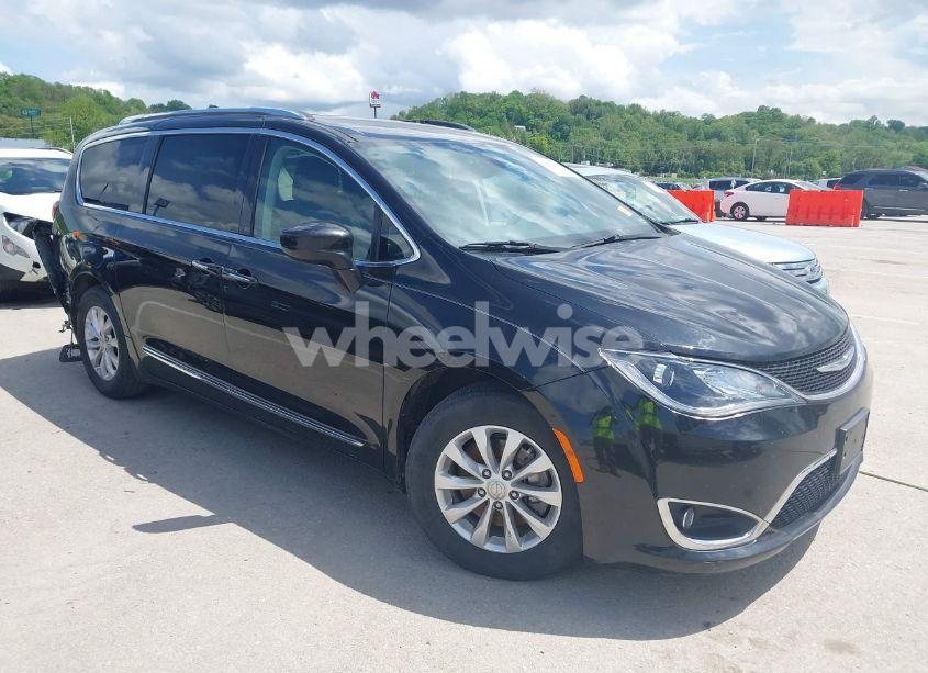 2018 Chrysler Pacifica TOURING L (VIN 2C4RC1BG1JR263569) main photo