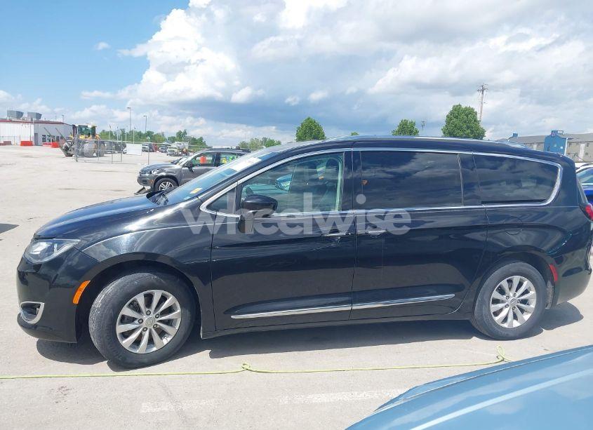 Photo 14 of 2018 Chrysler Pacifica TOURING L (VIN 2C4RC1BG1JR263569)