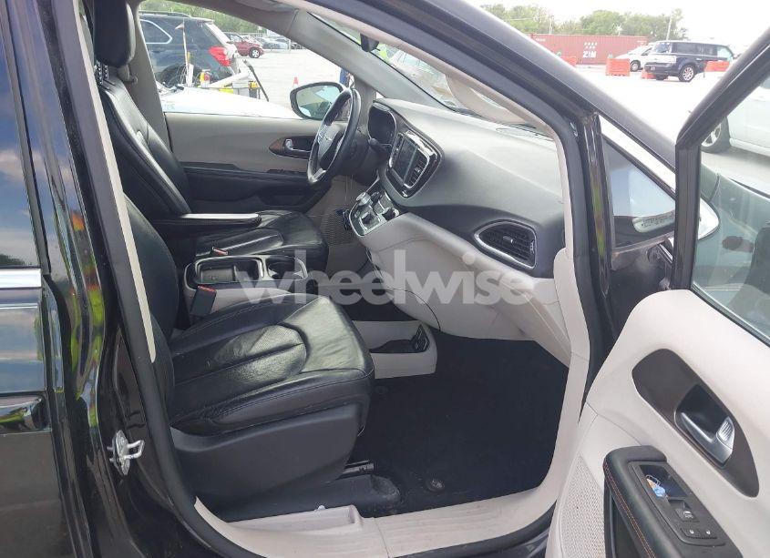 Photo 5 of 2018 Chrysler Pacifica TOURING L (VIN 2C4RC1BG1JR263569)