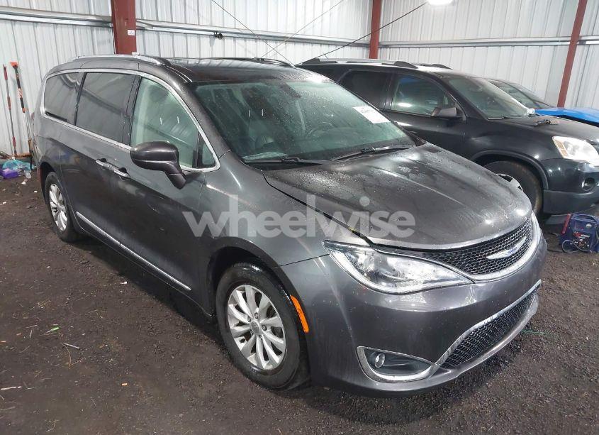 2018 Chrysler Pacifica TOURING L (VIN 2C4RC1BG1JR322717) main photo