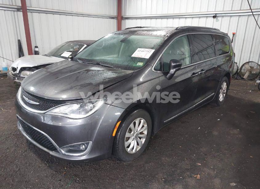 Photo 2 of 2018 Chrysler Pacifica TOURING L (VIN 2C4RC1BG1JR322717)
